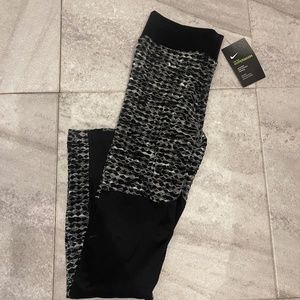 Nike Pro HyperWarm Tight Fit Leggings